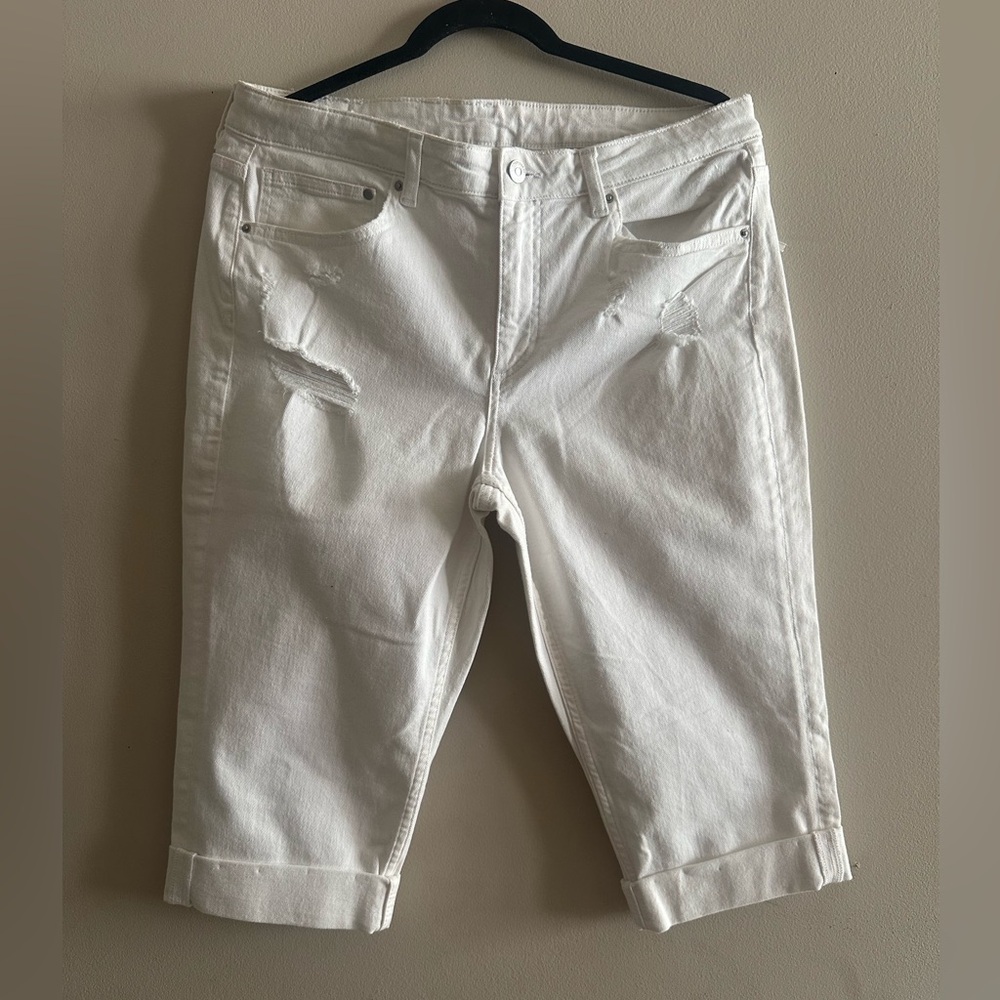 🌟H&M White Distressed Capri Pants Size 32 NWT
